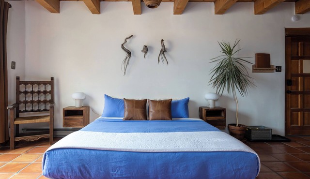 Cozy adobe studio with private balcony, mountain views, and classic Southwest charm—just minutes from Taos, Arroyo Seco, and Taos Ski Valley. Perfect for a peaceful canyon escape with modern comforts.