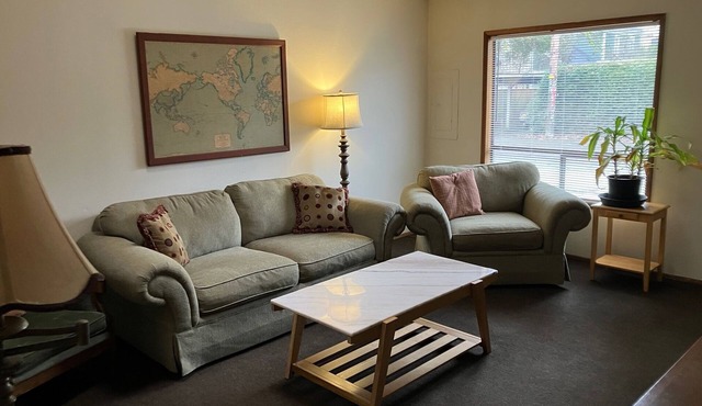 Cozy Apartment Blocks from Downtown Eugene