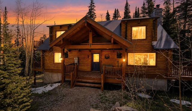 Cozy Brian Head Cabin Retreat: Fireplace & Lofts