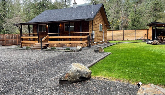 Cozy cabin 1 mile to Sandy Ridge Bike Park, with RV hook up and EV charger.