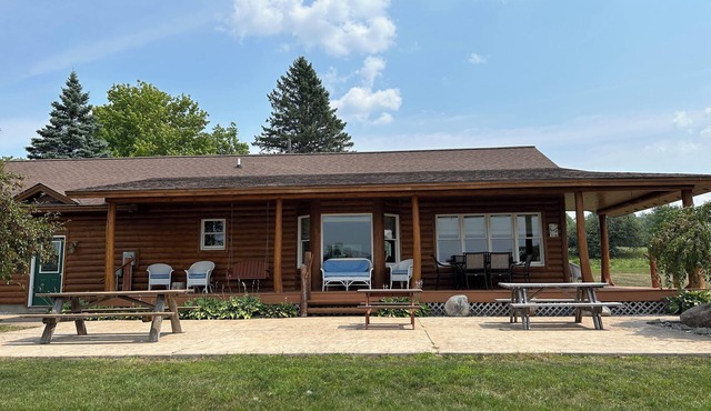 Cozy cabin. Boyne Falls, MI. Pet friendly. Sleeps 9. Full amenities. Views.