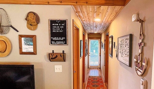 Cozy Cabin Escape Lake Cushman Access + Hiking, Pickleball, Golf. Pet Friendly!
