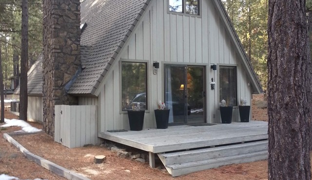 Cozy Cabin For 6, Hot Tub, Fireplace, SHARC passes, Free Wifi, Bbq, Bikes, Pets