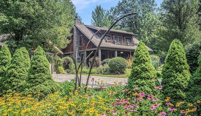 Cozy Cabin for a Peaceful Getaway on Private 20-acres of Woods with Pond