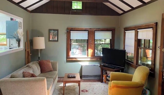 Cozy Cabin near Nature Trails, Waterfalls and 10m to music at Bethel Woods!