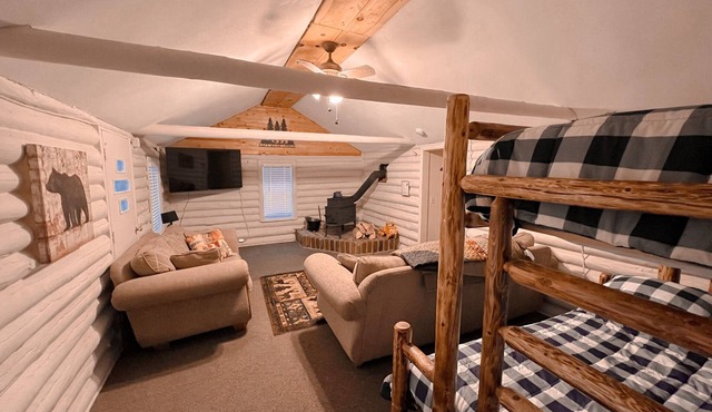 Cozy cabin, private 10 acres close to ATV trail & lake