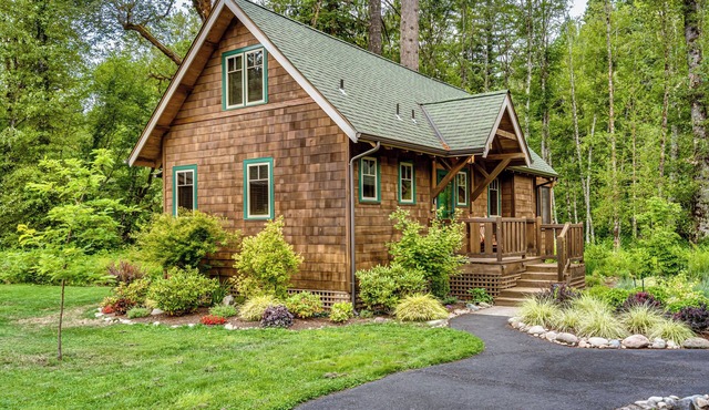 Cozy, charming two bedroom McKenzie Bridge River front cabin for 2 Guests,