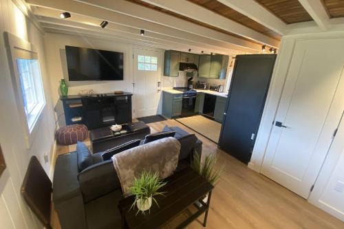 Cozy Coastal Cabin