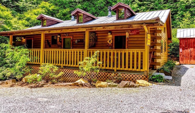 Cozy Creekside Cabin Rental near Cherokee, North Carolina