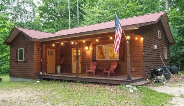 Cozy custom cabin with high-end amenities. 75% of our renters are return guests!