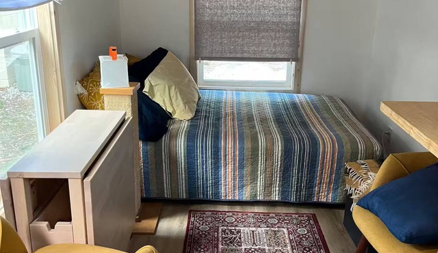 Cozy detached tiny cottage retreat — Walk to Tom Petty Park