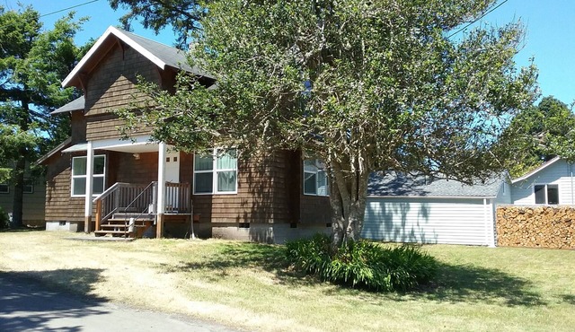 Cozy Family Cabin-Secluded beach access, non-smoking home awaits you