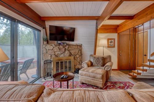 Cozy Family Cabin with Hot Tub Bikes Dog-Friendly Free WIFI with SHARC passes