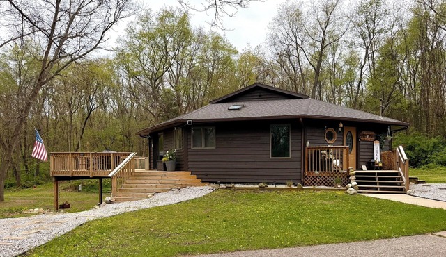 Cozy Forest Retreat, Sleeps 12, King Bed, Firepit, Family nights, Game Room