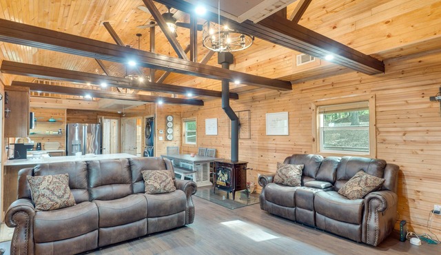 Cozy Hemphill Cabin w/Lake Views & Deck!