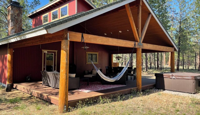 Cozy Hideaway w/outdoor living and hot tub! Close to skiing and hiking.