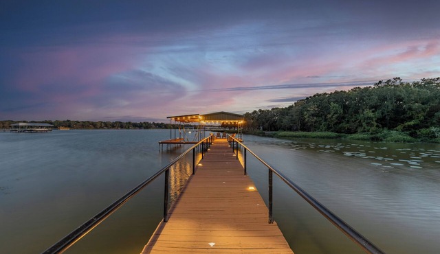 Cozy Lakefront Serenity-Dock & Boatlift, Firepit & Fish.