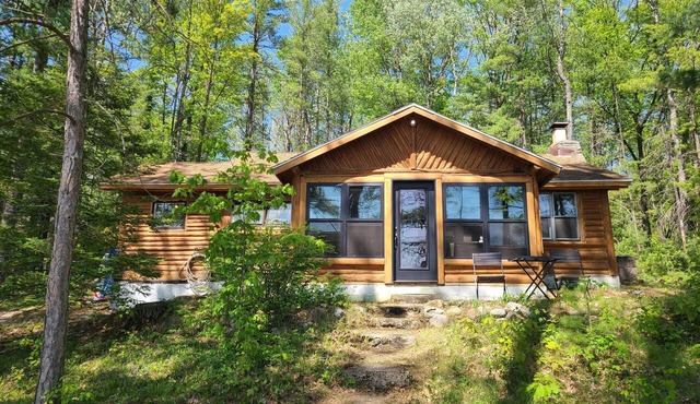 Cozy log cabin on quiet lake. Games, kayaks, and more for all-season fun.