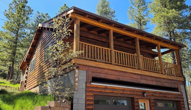 Cozy Log Cabin Retreat : Hot Tub : Forest Views