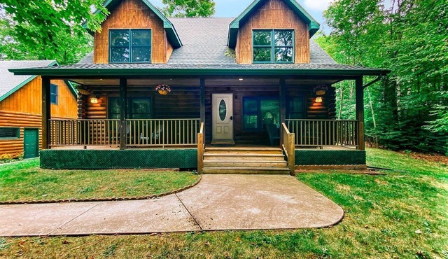 Cozy Log Cabin with Hot Tub & Firepit near Pebble Beach, Sister Bay, Wisconsin