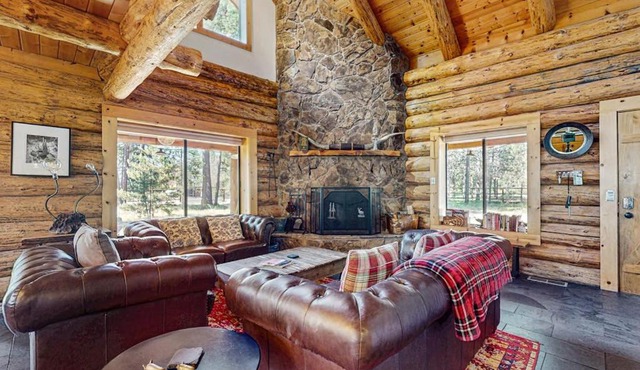 Cozy log cabin with wrap-around porch Hot tub Loft space Washer & Dryer in Bend