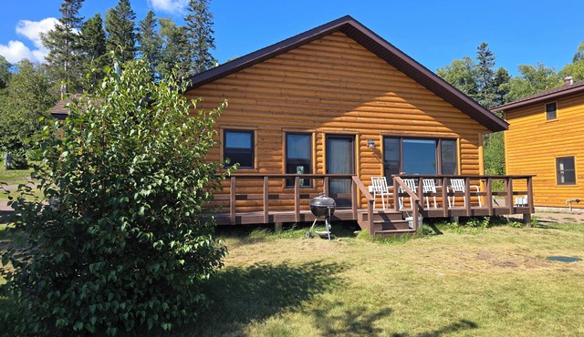 Cozy Lutsen Cabin - Steps from Lake Superior!