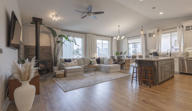Cozy new built home 10 minutes away from Portland