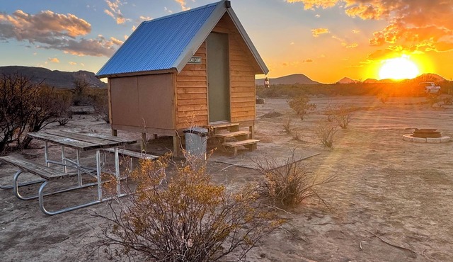 Cozy off-grid Big Bend hideaway. in Terlingua
