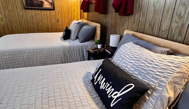 Cozy Paradise Retreat: Snowmobilers' Dream Near Trail Heaven!