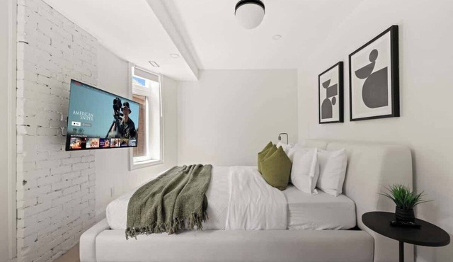 Cozy Parkside Getaway Steps to Transit & Lake in Toronto