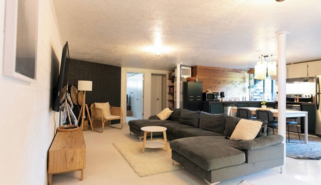 Cozy PNW Modern Hideaway – Great Location, Sleeps 4, Spacious Comfort