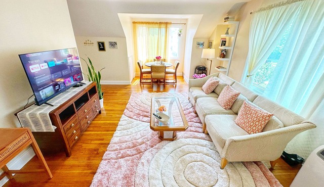 Cozy, Private-Entry Loft Located within Walking Distance to Everything! in Grosse Pointe Park