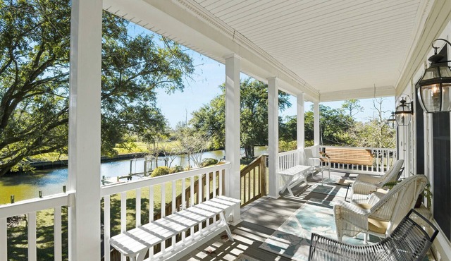 Cozy Raised Cottage Overlooking Beautiful Bayou Mallini.