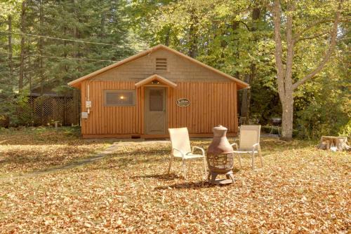 Cozy 'Rivershire Retreat Cabin' Near Traverse City