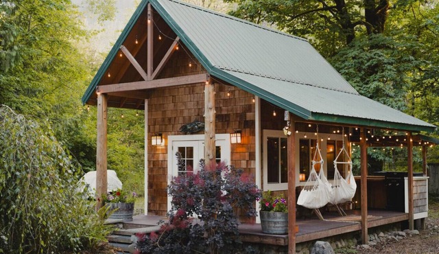 Cozy Riverside Cabin- Hot Tub - near Mt Rainier