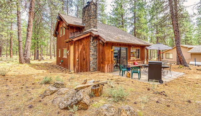 Cozy & Secluded Sunriver Cabin with SHARC Access - Surrounded by Beauty & Nature