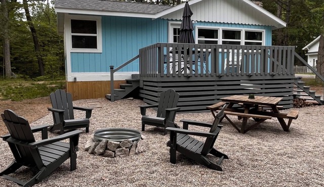 Cozy Small Cabin just a 2 minute walk to Lake Huron with a beautiful beach.