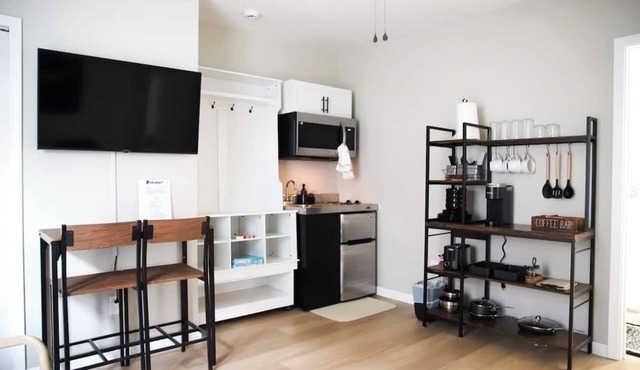 Cozy studio with AC and WiFi in charming Royal Oak