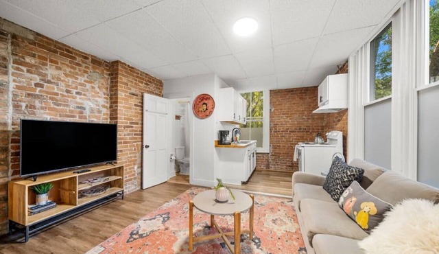 Cozy Studio with Parking | Near UC, Zoo, Downtown