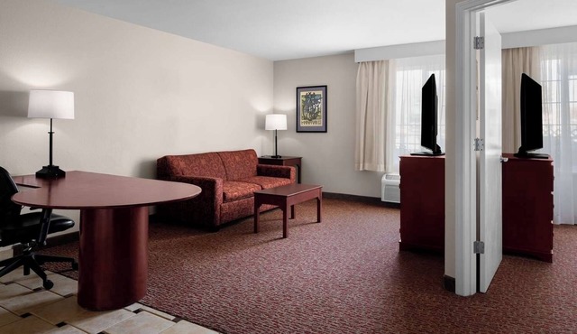 Cozy Suite w/Fully Equipped Kitchen & Separate Living Areas – Ideal for Groups