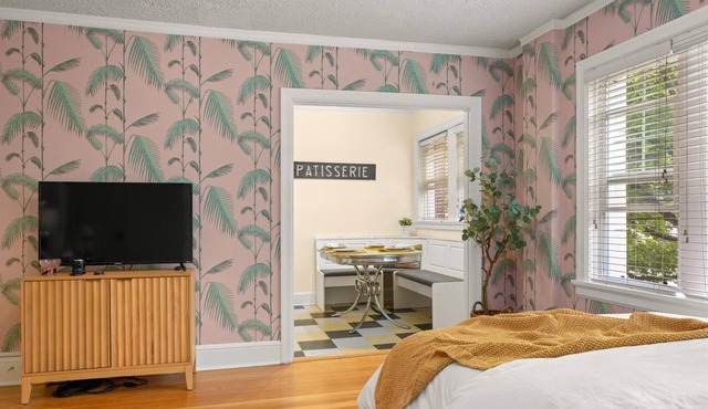 Cozy tastefully decorated vintage inspired studio condo