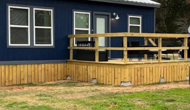 Cozy tiny house on a farm with a large deck to watch the sunrise and sunset.!
