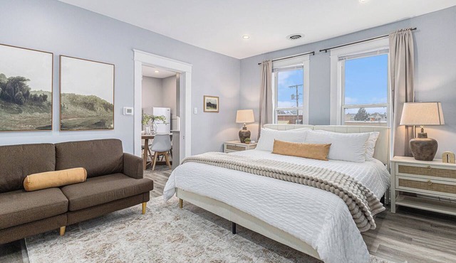 Cozy Updated Studio, 1-Block Downtown & Beach