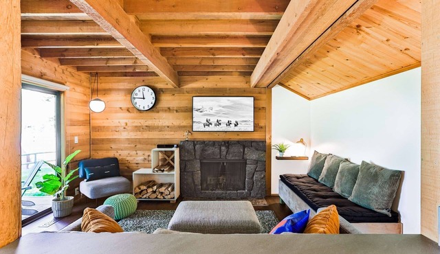 Cozy Updated Sunriver Cabin, 6 SHARC Passes, Floor to Ceiling Windows, Golf, Swim, Ski, and Explore