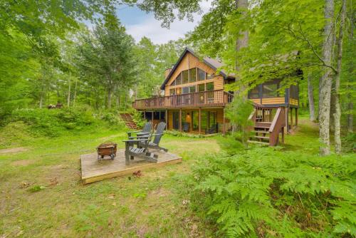 Cozy Wisconsin Cabin w/Deck, Kayaks & Lake Views!