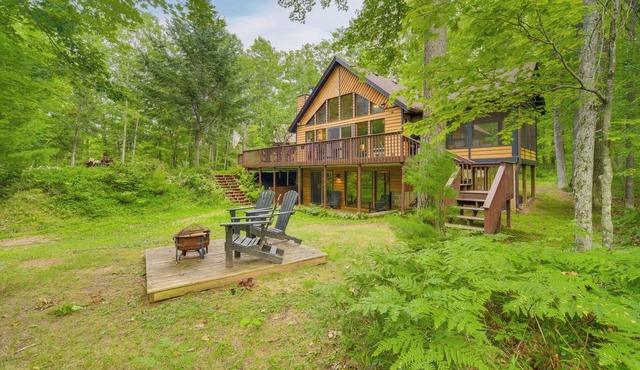 Cozy Wisconsin Cabin w/Deck, Kayaks & Lake Views!