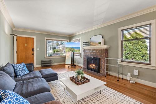 Craftsman 2B Upper Unit -1 block from Greenlake