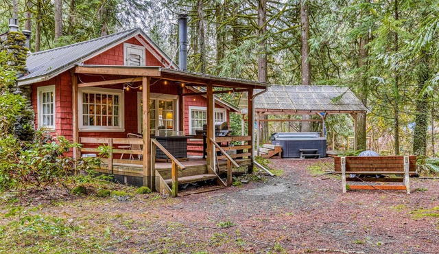 Creek-side cabin with private hot tub & fireplace - near hiking trails & slopes