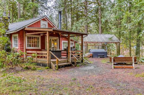 Creek-side cabin with private hot tub & fireplace - near hiking trails & slopes