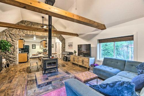 Creekside Morrison Cabin ~ 9 Mi to Red Rocks Park! in Morrison